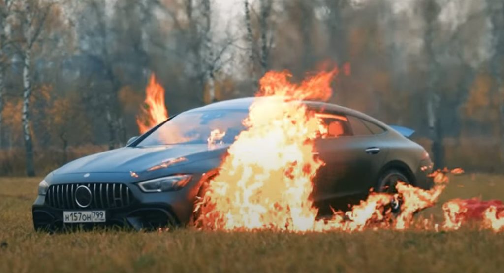 Chiếc xe Mercedes đắt tiền bị đốt cháy giữa cánh đồng (Nguồn: Oddycentral)