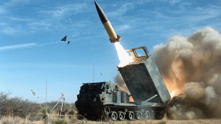 Tên lửa chiến thuật phóng từ tổ hợp pháo phản lực HIMARS.