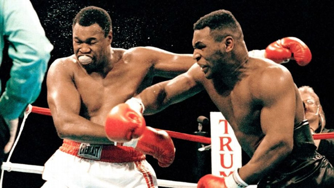 Thật kinh hoàng khi phải nhận cú đấm knock-out của Mike Tyson (phải)