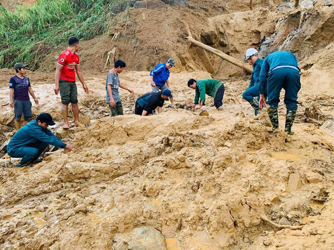 &nbsp;Lực lượng cứu nạn đang tìm kiếm những người bị vùi lấp.&nbsp; Ảnh: CTV