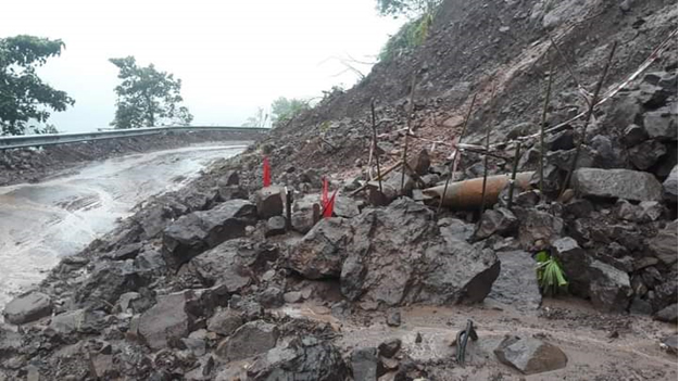 Mưa lũ kéo dài liên tục đã làm sạt núi, lở đá 'lộ thiên" quả bom áp Quốc lộ 9 thuộc địa phận huyện Hướng Hóa.