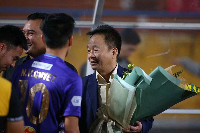 Quang Hải, Văn Hậu và sao Hà Nội FC mừng sinh nhật bầu Hiển như thế nào? - 1