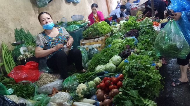 Các tiểu thương cho rằng nhiều vùng trồng rau bị ngập, khiến lượng lớn rau bị úng và hư hỏng