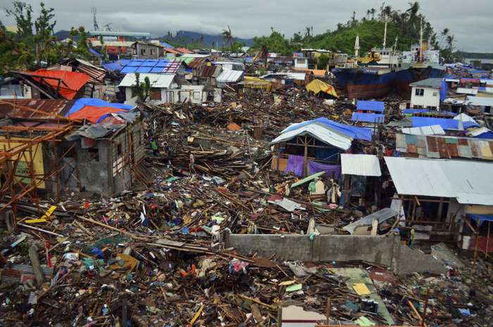 Cảnh tượng tan hoang ở thành phố Tacloban, Philippines.