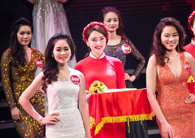Nguyễn Ngọc Nữ (sinh năm 1994, Nghệ An) được biết đến lần đầu tiên vào năm 2017 khi làm PG hỗ trợ trao giải cho cuộc thi "Người đẹp Kinh Bắc 2017". 
