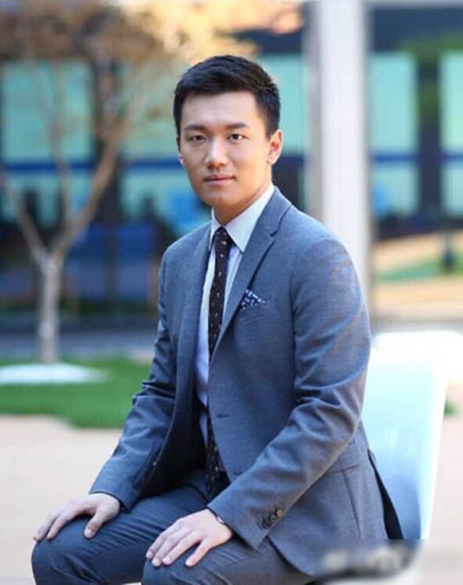Người đứng đằng sau Suning Gaming là Trương Khang Dương - thiếu gia con nhà tỷ phú ở Trung Quốc. Mới đây, Trương Khang Dương tuyên bố tặng 100 chiếc iPhone12 cho fan thông qua đoạn status trên mạng xã hội.
