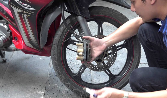 Phanh trên xe máy phát ra tiếng kêu két két: Do đâu? - 3
