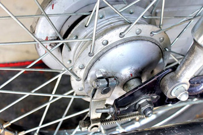 Phanh trên xe máy phát ra tiếng kêu két két: Do đâu? - 1