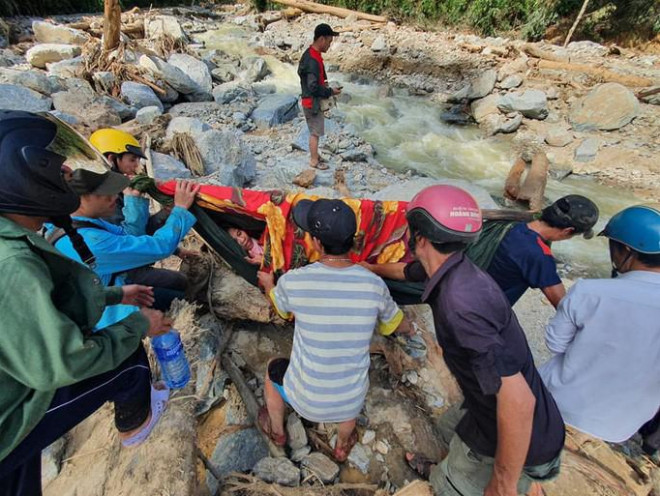 Sạt lở kinh hoàng ở Trà Leng: Tìm thấy thêm 2 thi thể, chó nghiệp vụ vào cuộc - 3