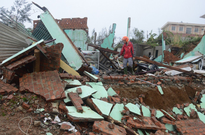 Một cảnh tượng tan hoang, đổ nát ở xã Bình Hải, huyện Bình Sơn, Quảng Ngãi sau cơn bão số 9. Ảnh: Nguyễn Ngọc