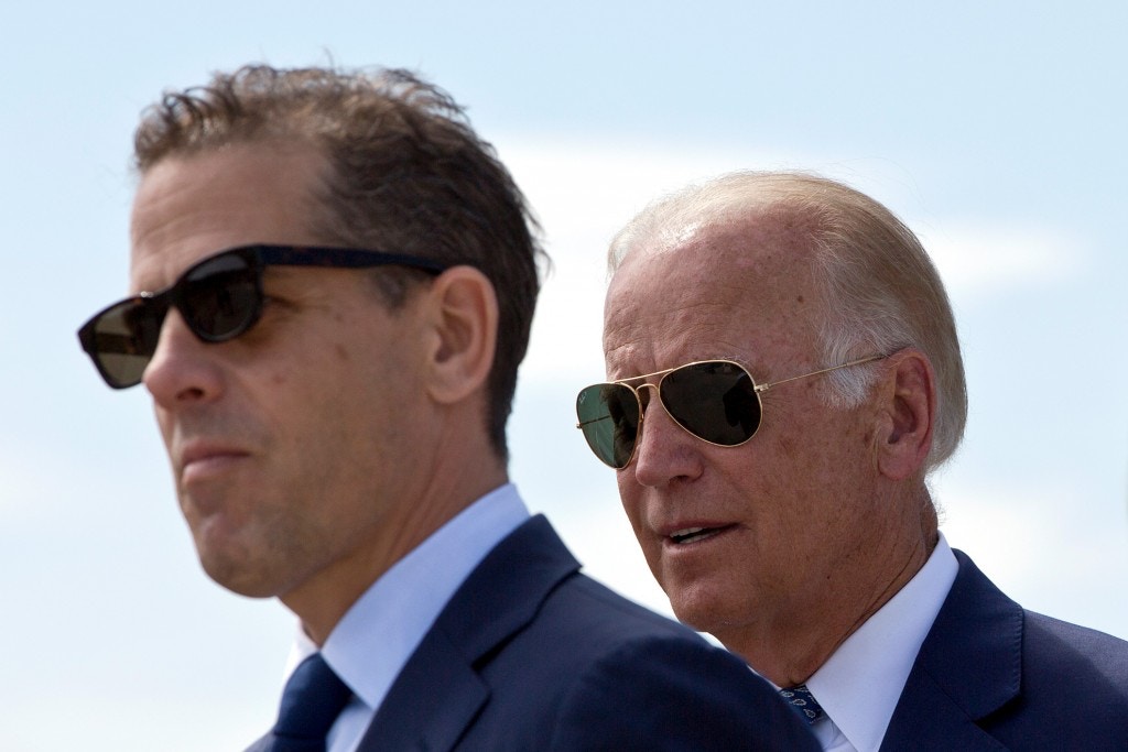 Ông Joe Biden (phải) và con trai Hunter Biden. Ảnh: AP