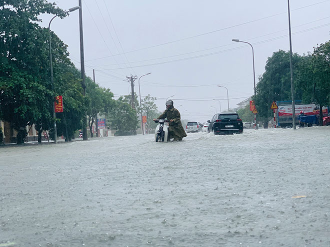 Tại Hà Tĩnh, mưa xối xả trong nhiều giờ liền đã khiến nhiều tuyến đường TP Hà Tĩnh ngập sâu, xe chết máy hàng loạt. Người dân lội nước thu dọn tài sản để “chạy lũ” lần thứ 2 trong vòng 10 ngày qua.