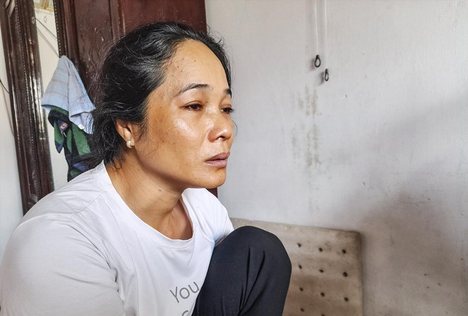 Chị Huỳnh Thị Phượng (40 tuổi, vợ anh Đô) khóc đỏ mắt khi nghe tin chồng mất tích. Ảnh: Trương Định