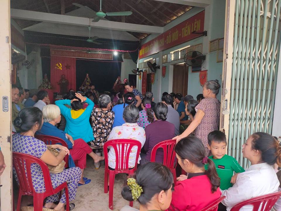 &nbsp;Chính quyền thôn Ngoạ&nbsp;Cương, xã Cảnh Hoá, Quảng Trạch, Quảng Bình trao lại tiền cho người dân.