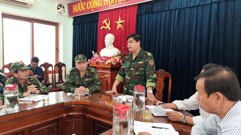 Ông Nguyễn Mạnh Hà, Trưởng Ban Nội chính tỉnh Quảng Nam (đứng) tại cuộc họp bàn phương án cứu hộ. Ảnh: ANH KỶ