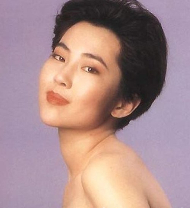 Chu Hoằng sinh năm 1970 tại Bắc Kinh. Những thông tin về cô không có nhiều trên truyền thông. Thời điểm đóng Nhục bồ đoàn, Chu Hoằng mới 21 tuổi.

