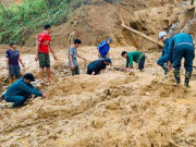 Tin tức trong ngày - Quần thảo miền Trung, bão số 9 khiến 62 người chết và mất tích, hàng vạn ngôi nhà hư hỏng