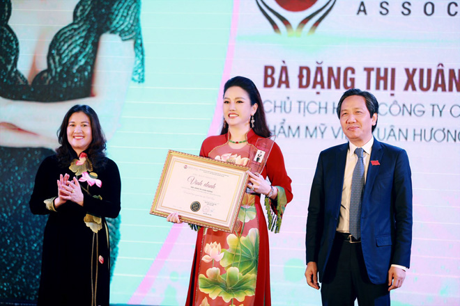 Doanh nhân Xuân Hương nhận bằng khen và kỷ niệm chương Beauty Awards 2020