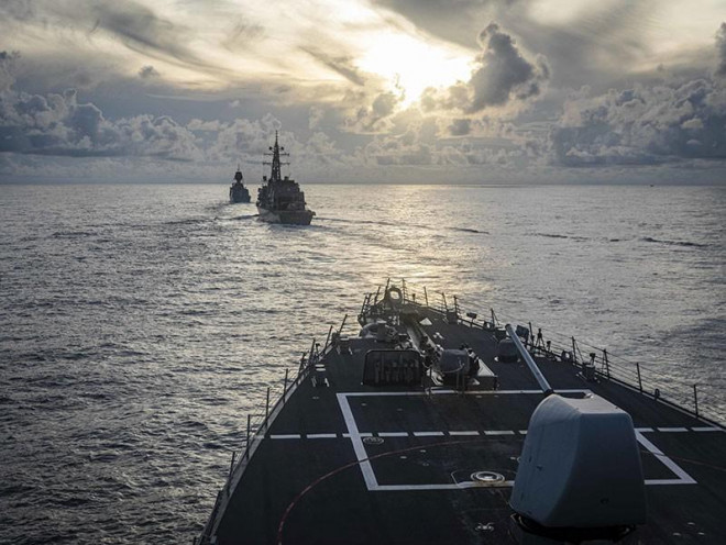 Tàu chiến Mỹ, Nhật, Úc tập trận ở Biển Đông hôm 19-10. Ảnh: REUTERS