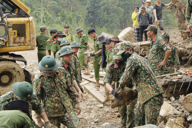 Thiếu tướng Nguyễn Đình Tiến: Dốc toàn lực tìm nạn nhân bị vùi lấp - 11