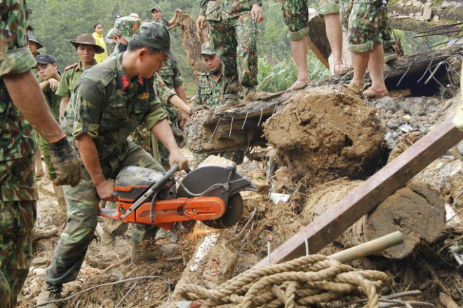 Thiếu tướng Nguyễn Đình Tiến: Dốc toàn lực tìm nạn nhân bị vùi lấp - 10