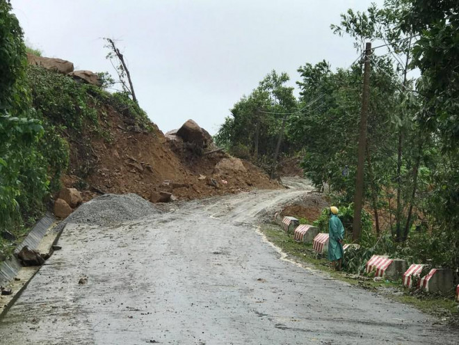 Tảng đá lớn rơi xuống sát đường 40B gây chia cắt Trà Leng.