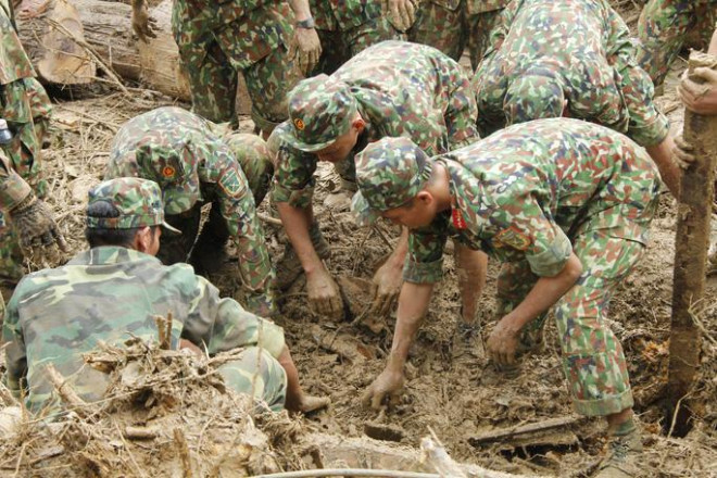 14 người mất tích ở Trà Leng: Đào xới hết khu sạt lở nhưng không tìm thấy ai - 1
