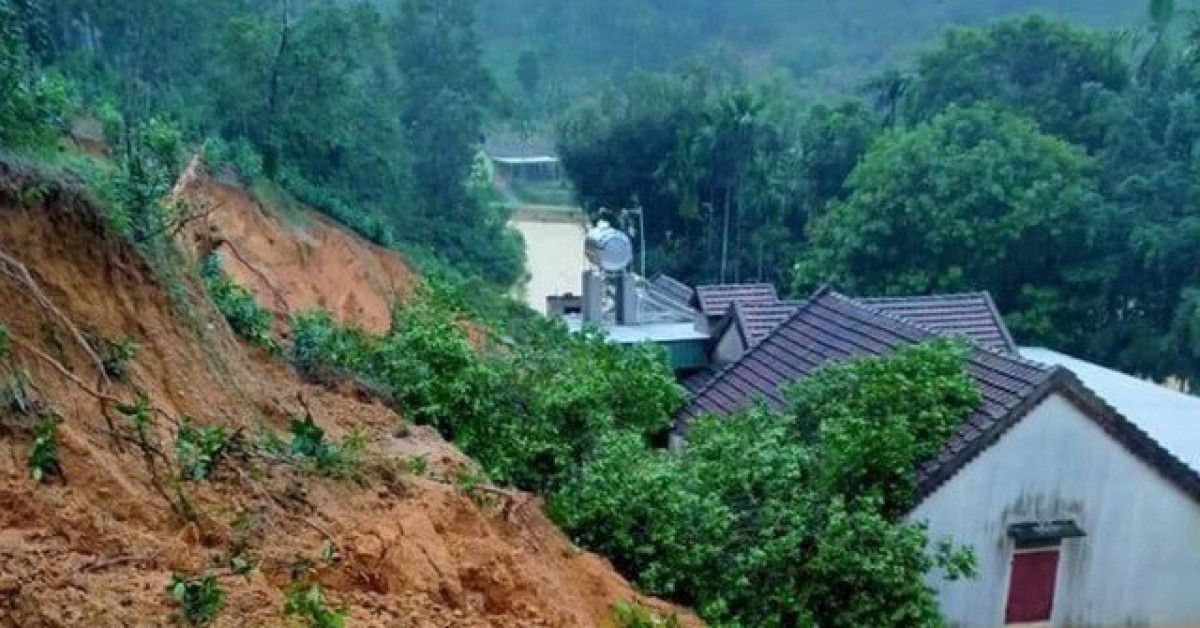 “Trên địa bàn huyện có gần 300 nhà dân bị ngập, sạt lở, di dời đến nơi an toàn khoảng 39 hộ. Nhiều trường học đã ngập lụt buộc học sinh phải nghỉ học”, ông Hoàng Xuân Cường - Phó Chủ tịch UBND huyện Anh Sơn thông tin.