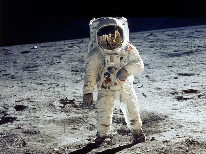 Chương trình Apollo đã đưa nhiều phi hành gia NASA lên Mặt Trăng.