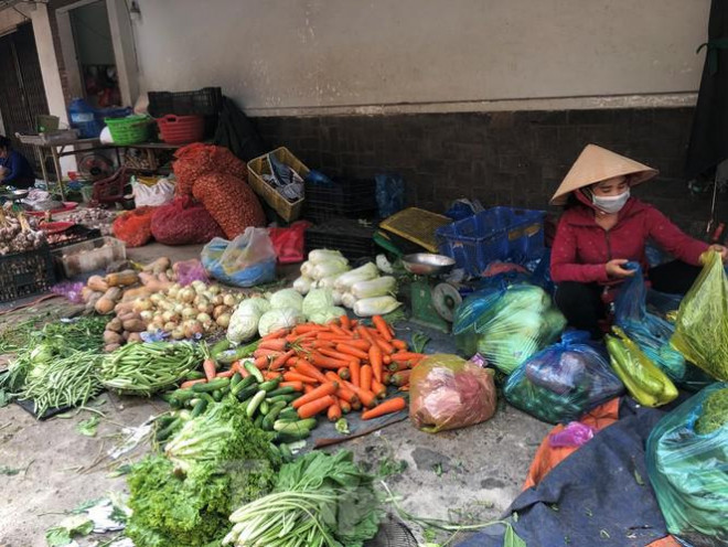 Chợ Bà Hoa (Q.Tân Bình) là nơi chuyên bán rau trái đặc sản miền Trung. Giá cả nhiều mặt hàng ở chợ này trở nên khan hiếm và đắt đỏ. Cụ thể, hành lá ngày thường có giá từ 30.000-50.000 đồng/kg, nay tăng lên 80.000 đồng/kg; gừng từ 65.000 đồng/kg tăng lên 100.000 đồng/kg; tỏi Lý Sơn từ 150.000 đồng/kg tăng lên 180.000 đồng/kg…&nbsp;