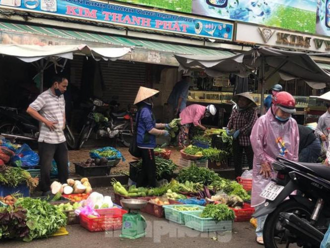 Ghi nhận của phóng viên Tiền Phong trong ngày 30-31/10, tại nhiều chợ dân sinh trên địa bàn TPHCM như Hồ Học Lãm, An Dương Vương (Q.Bình Tân), Tân Định, Bến Thành (Q.1), Nguyễn Văn Trỗi (Q.Phú Nhuận)… mặt hàng rau xanh khan hiếm và giá tăng đáng kể so với trước đó.