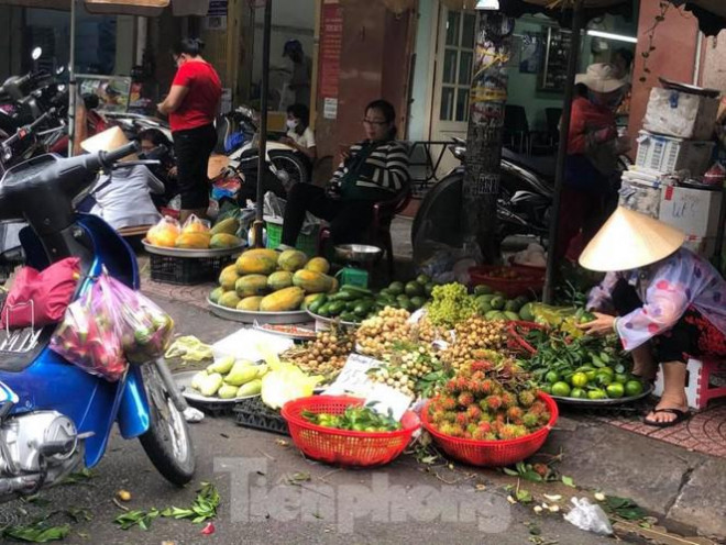 Các loại trái cây đều tăng giá từng ngày nhưng cũng không có hàng để cung cấp cho tiểu thương