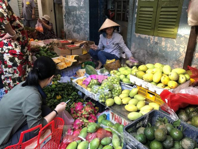 Nhiều tiểu thương kinh doanh trái cây, rau xanh cho biết, trước đây, mỗi tuần có 2-3 lần hàng về, hết hàng là hôm sau lại có ngay, nhưng khi xảy ra bão lũ, hàng về chậm hơn 2-3 ngày và lượng hàng cũng giảm hơn 50%.