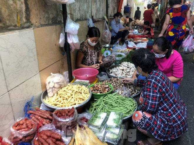 Ngoài ra, mưa lớn khiến nhiều khu vực trồng rau lớn của TPHCM như huyện Hóc Môn, Củ Chi, Bình Chánh, Q.12... không thể xuống giống nên nguồn cung giảm,&nbsp;dẫn đến cung thấp hơn cầu khiến giá tăng. Theo các thương lái, giá rau ăn lá, ăn quả từ nay đến tháng 11 sẽ tiếp tục cao vì ảnh hưởng&nbsp;mưa lớn và ngập lụt tại miền Trung.