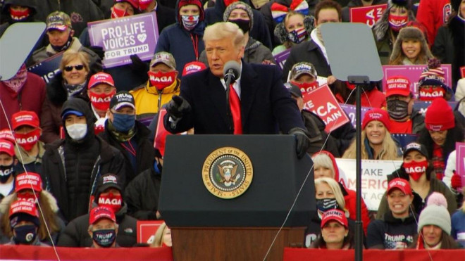 Tổng thống Donald Trump phát biểu tại cuộc vận động ở TP Waterford, bang Michigan ngày 30-10. Ảnh: Fox