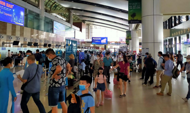Hành khách và người đưa tiễn bắt buộc đeo khẩu trang trong phạm vi sân bay - Ảnh: Dương Ngọc