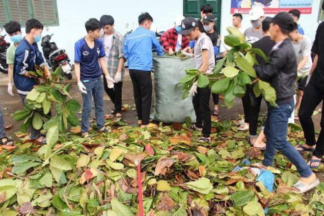 Xúc động hình ảnh cô trò vùng lũ hối hả dọn dẹp, sách vở lấm lem bùn đất sau bão lũ - 5