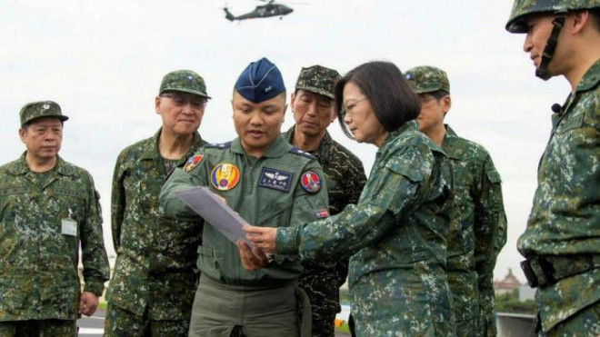 Nhà lãnh đạo Thái Anh Văn và quân đội Đài Loan - ảnh Financil Times.