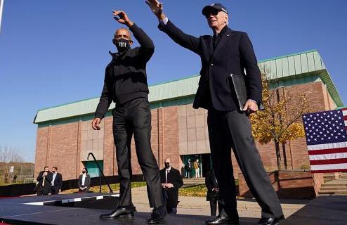 Cựu Tổng thống Barack Obama và ứng viên tổng thống Đảng Dân chủ Joe Biden trong sự kiện vận động tranh cử tại TP Flint, bang Michigan, hôm 31-10. Ảnh: AP