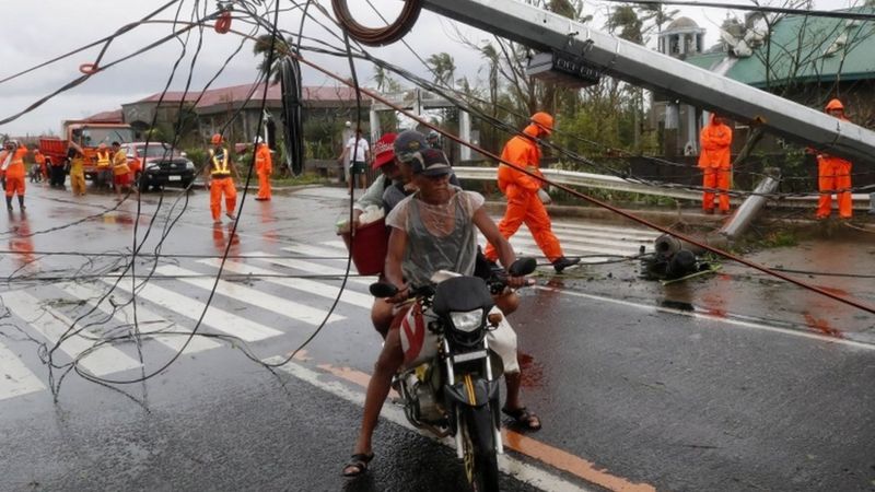 Cột điện, đường dây điện bị đổ sập khiến nhiều nơi bị mất điện. Ảnh: EPA