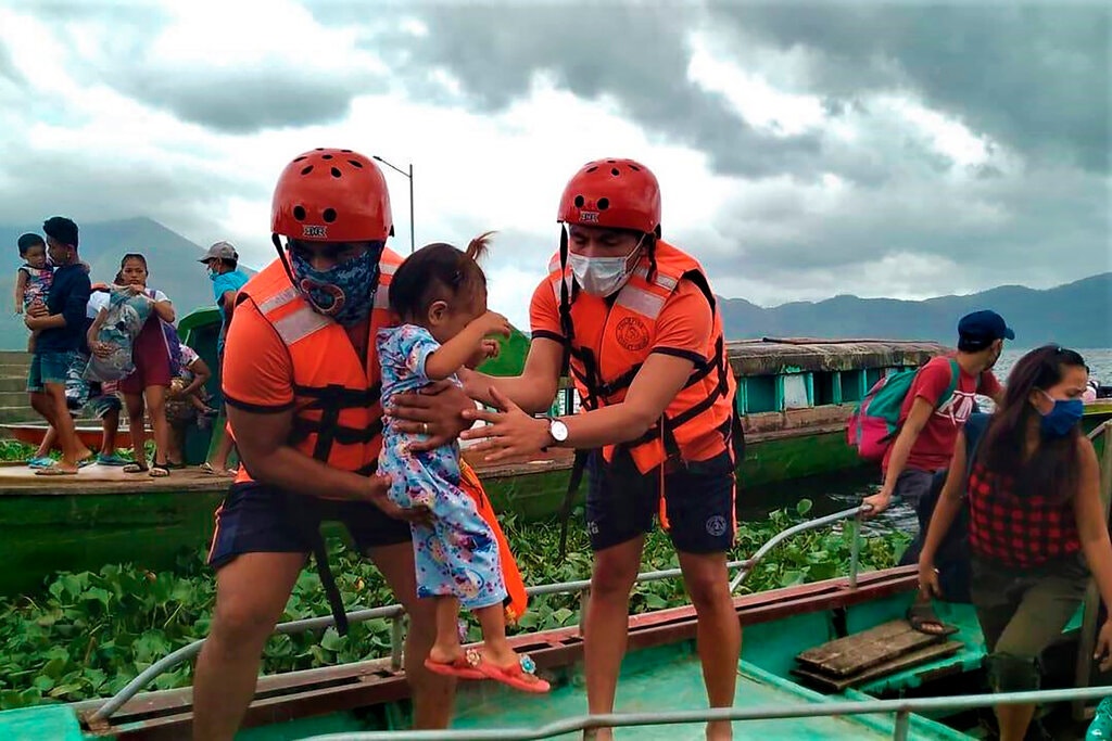 Thành viên lực lượng Cảnh sát biển Philippines sơ tán người dân tỉnh Camarines Sur hôm 31/10. Ảnh: AP