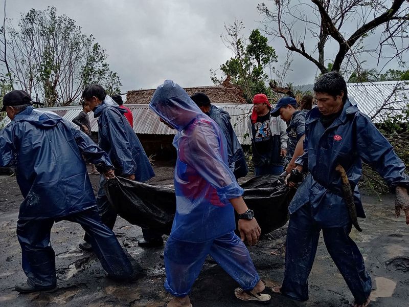 Người dân khiêng thi thể một nạn nhân sau khi siêu bão Goni đổ bộ vào tỉnh Albay, Philippines. Ảnh: Reuters
