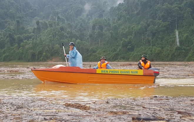 Lực lượng biên phòng tỉnh Quảng Nam tham gia tìm kiếm thi thể mất tích trên sông Leng và lòng hồ thuỷ điện sông Tranh 2.&nbsp;