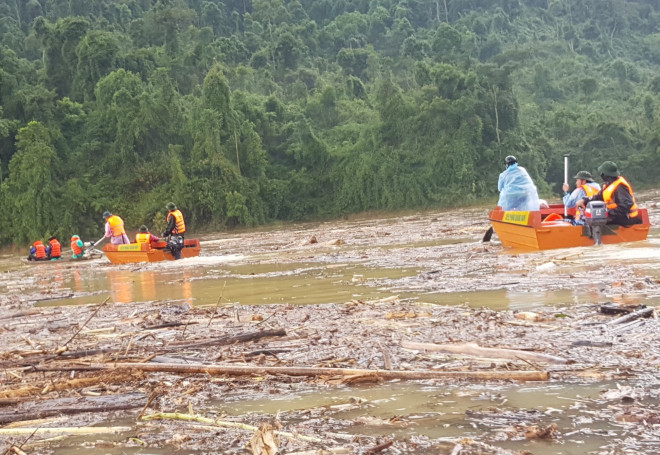 Tuy nhiên, việc tìm kiếm gặp rất nhiều khó khăn vì sông, hồ dày đặc gỗ và cây rừng.&nbsp;