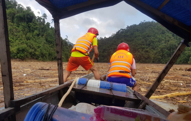 Để phương tiện di chuyển, các chiến sĩ công an vừa đi vừa rẻ đường để thuyền, ca nô không bị cây rừng va chạm, đâm thủng.&nbsp;