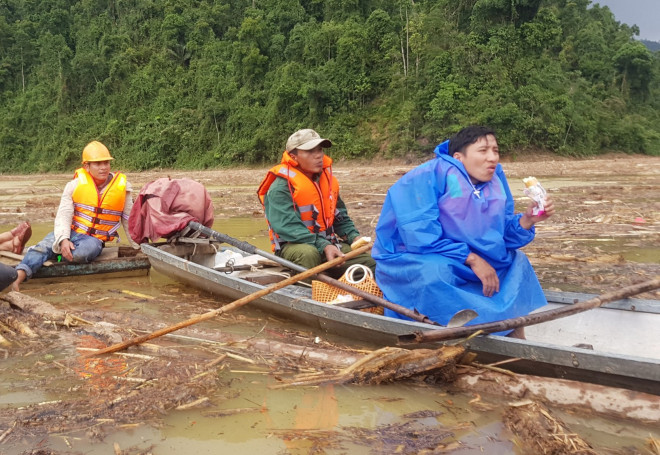 Trong điều kiện thời tiết mưa nắng thất thường sau bão, việc tìm kiếm trở nên vô cùng khó khăn.&nbsp;