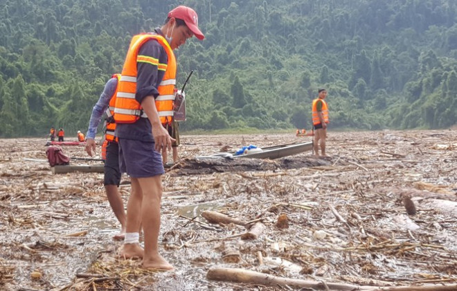 Tìm thi thể nạn nhân vụ sạt lở giữa lòng hồ thuỷ điện dày đặc cây rừng - 11