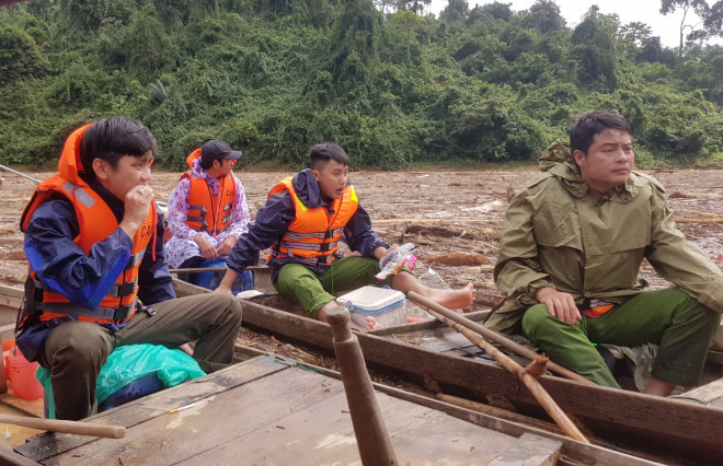 Đến sáng ngày 2/11, vẫn còn 14 thi thể người dân chưa được tìm thấy trong vụ sạt lở ở thôn 1, xã Trà Leng.