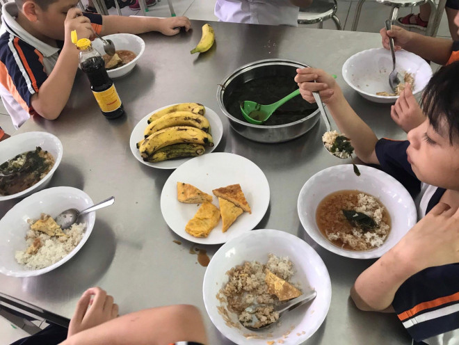 Chứng kiến bữa ăn của các con, nhiều phụ huynh của Trường Tiểu học Nguyễn Thị Bưởi đã òa khóc