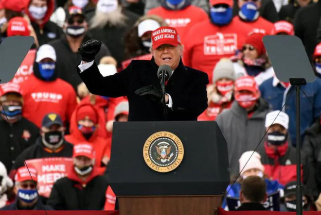 Tổng thống Donald Trump vận động ở bang Michigan ngày 1-11. Ảnh: Jeffrey Sauger/EPA-EFE/Shutterstock